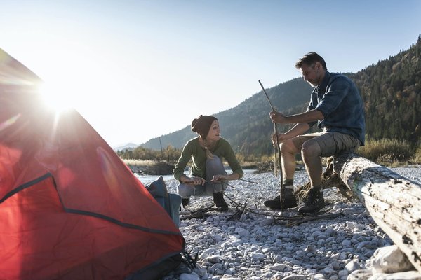 Comment organiser des activités de camping qui favorisent la cohésion de groupe en milieu professionnel ?