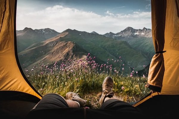 Quelles sont les meilleures astuces pour maintenir un équilibre mental et physique en camping extrême ?